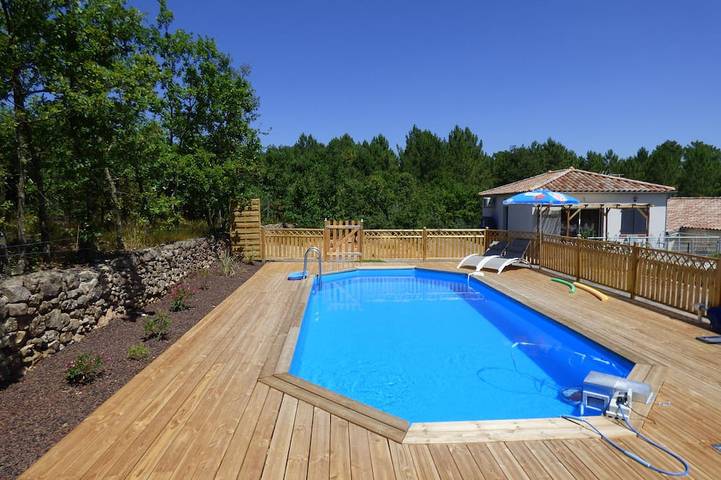 Location de vacances pour 4 personnes, avec piscine ainsi que terrasse et jardin à Payzac (Ardèche)