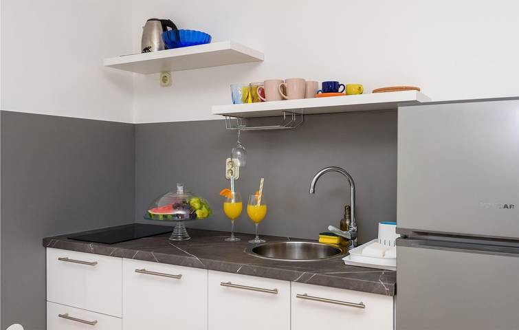 Ganze Ferienwohnung, Reizendes Apartment mit Meerblick, Pool, Terrasse und Küche – 1 km vom Strand entfernt in Klek, Dubrovnik-Neretva
