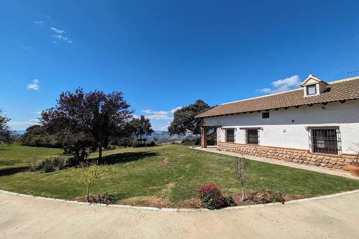 Rural house with spacious exterior and views of the mountains of Malaga. full rent in La Joya, Antequera
