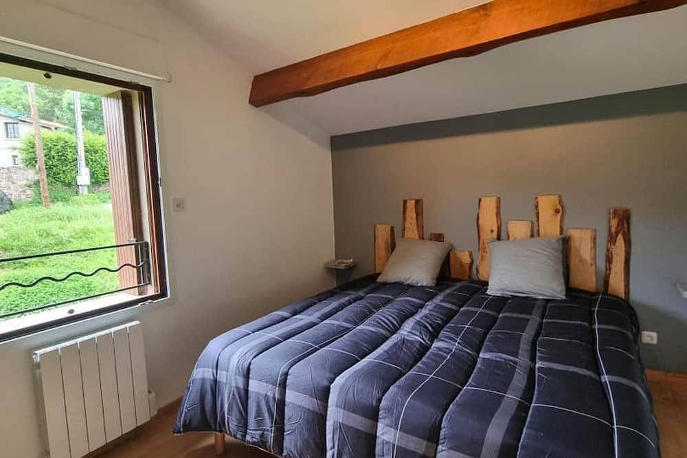 Cozy Cottage with Terrace, Panoramic Views, 2 Br, Bbq, Near Lyon and St-Etienne in Saint-Chamond, Pilat Regional Nature Park