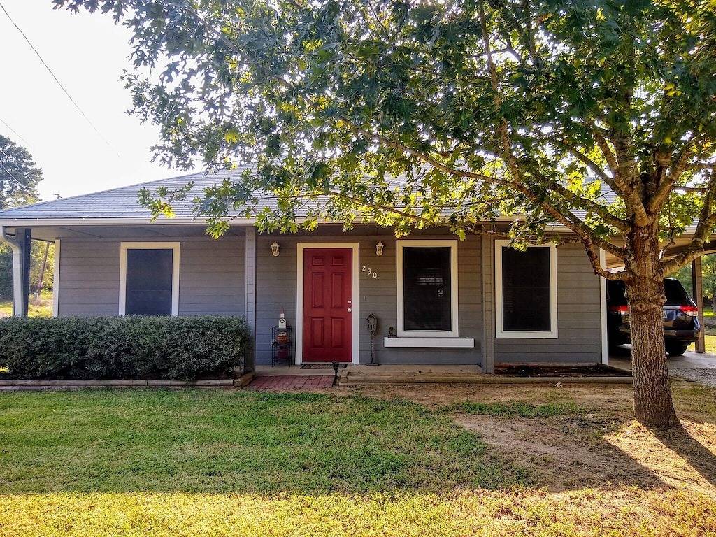 On beautiful small private lake, less than 1 mile to First Monday shopping in Canton, Van Zandt County