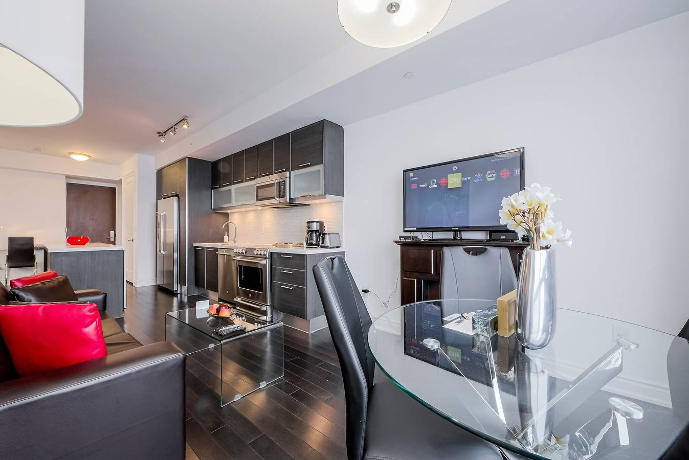 Entire holiday apartment, Stunning High Floor 1 Bedroom Condo near Toronto General Hospital, U of T, Tmu in Toronto, Lake Ontario (Canada)
