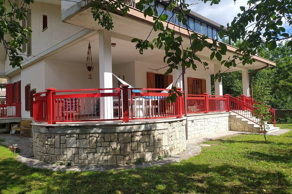In the Gran Sasso-Monti della Laga Park, villa in small village nestled in the woods in Cortino, Gran Sasso