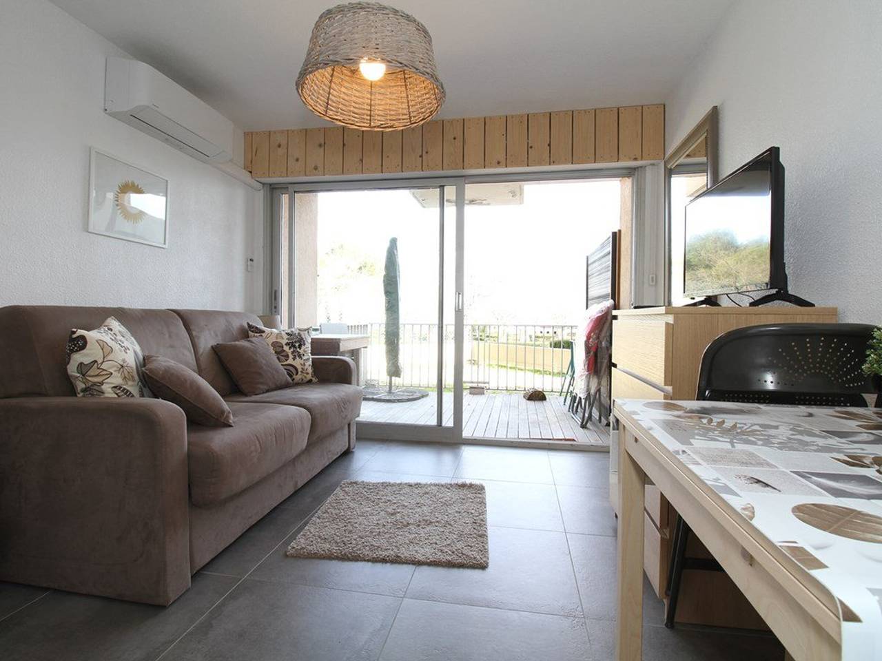 Studio entier, Charmant studio rénové avec grande terrasse, climatisation, parking privé, proche commerces et Thermes in Balaruc-les-Bains, Côte méditerranéenne (France)