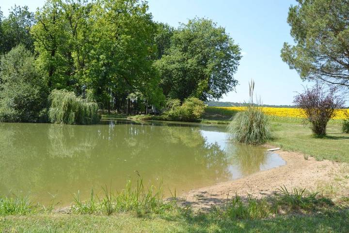 Camping pour 4 personnes, avec Terrasse et Jardin ainsi que Vue sur le lac et Vue en Charente