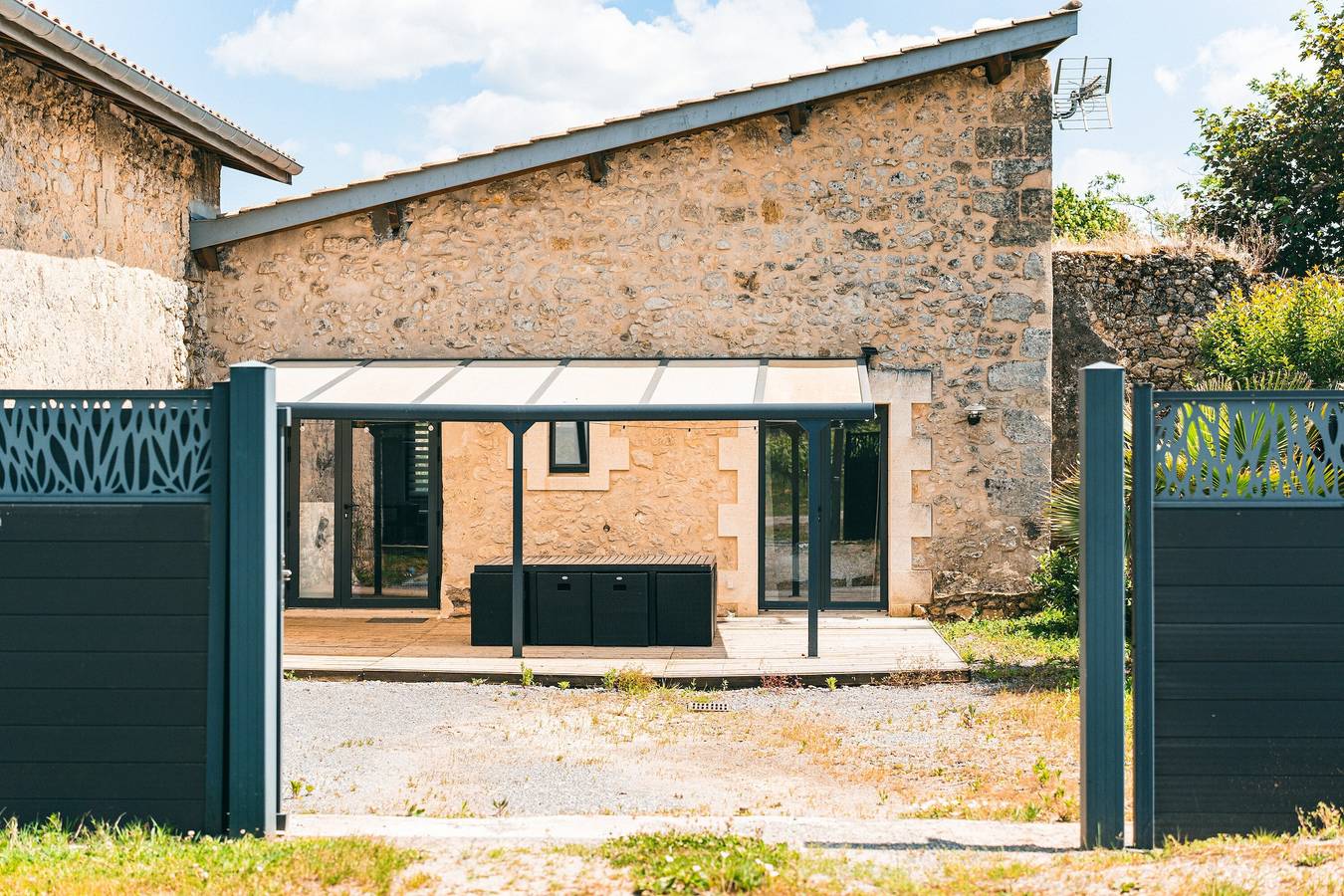 Casa vacacional 'Gîte Loft' con piscina compartida, terraza común y Wi-Fi in Saint-Caprais-de-Bordeaux, Región de Burdeos