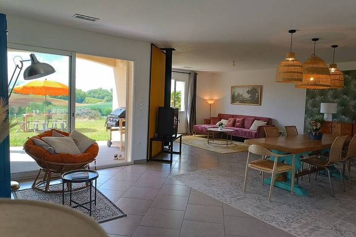 Gîte pour 8 personnes, avec jardin à Villebramar