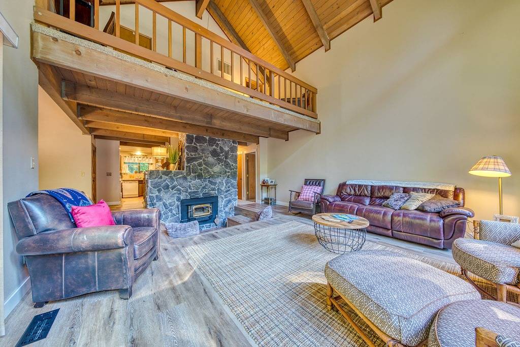 Creekside Home w / privaten Whirlpool, tolle Terrasse und tolle Aussicht auf die Wälder! in Welches, Mount Hood