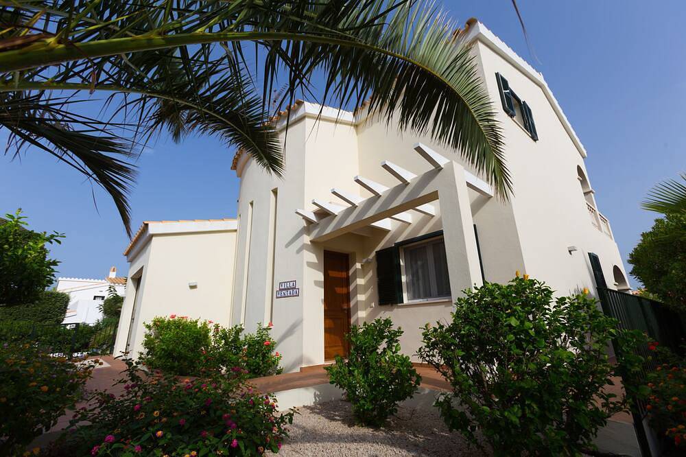Attraktive Familienvilla mit privatem Pool, ruhige Lage. Schnelles Glasfaser-Wlan in Port d'Addaia, Es Mercadal