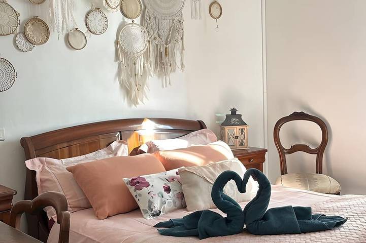 Chambre d’hôte pour 2 personnes, avec Jardin à Folles