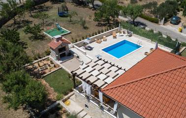 Ferienhaus für 9 Personen, mit Terrasse und Pool, mit Haustier in Grad Šibenik