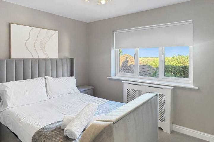 Large 5 Bedroom 3.5 Bathroom house garden/driveway hot tub additional cost in Fernwood, Nottinghamshire