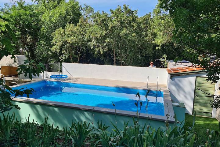 Insel Krk/ Kroatien: Haus mit großem privatem Garten, Ruhe, Pool, Strand 1 km in Omisalj, Krk