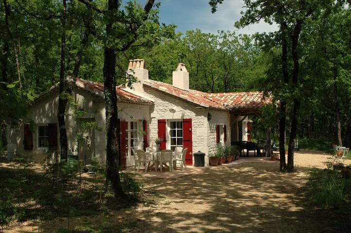 Gîte pour 6 personnes, avec piscine à Valprionde