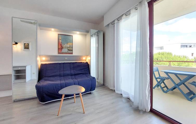 Entire holiday apartment, Cozy Apartment 500m from Beach with Pool & Parking in La Rochelle, La Rochelle region