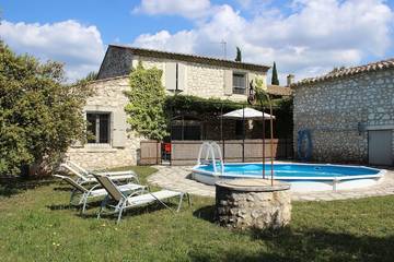 Gîte pour 4 personnes, avec jardin ainsi que terrasse et jacuzzi dans les Bouches-du-Rhône