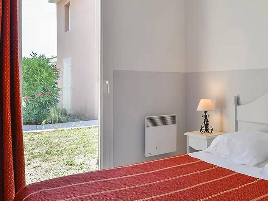 Résidence Sun Hols Les Rives du Lac - Vacancéole - Villa 8 persons - 4-room duplex apartment sleeps 8 with private pool in Saint-Saturnin-lès-Avignon, Vaucluse