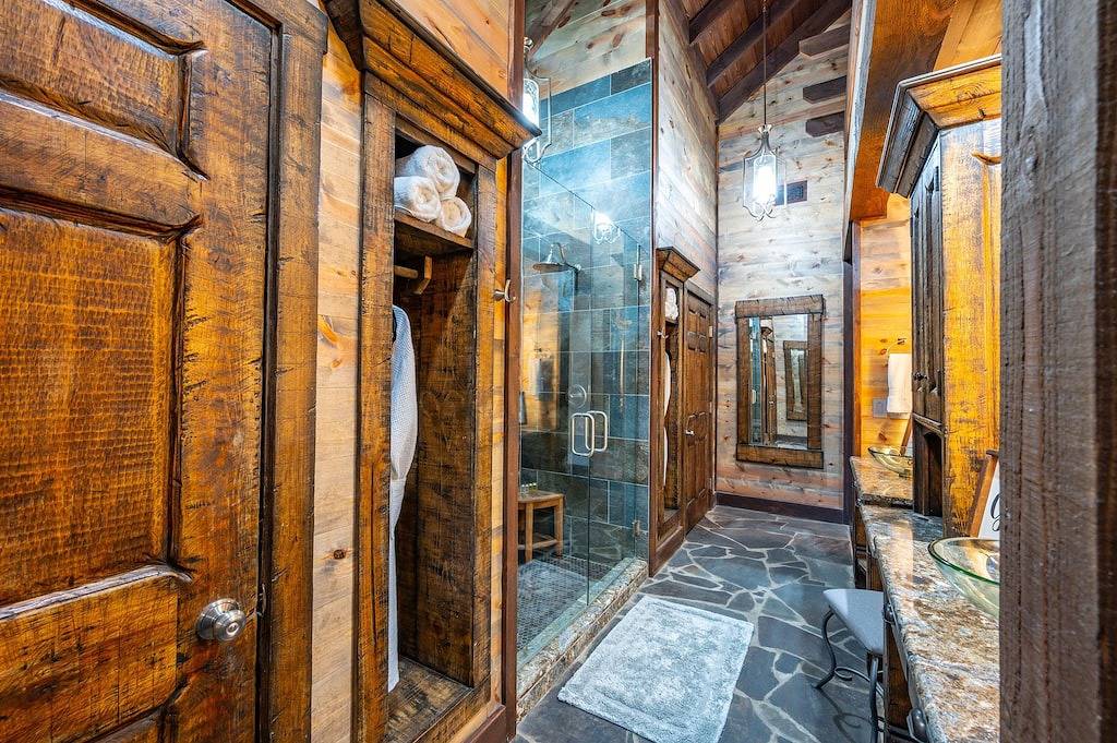 Log Cabin for 2 Guests in Broken Bow Lake, McCurtain County