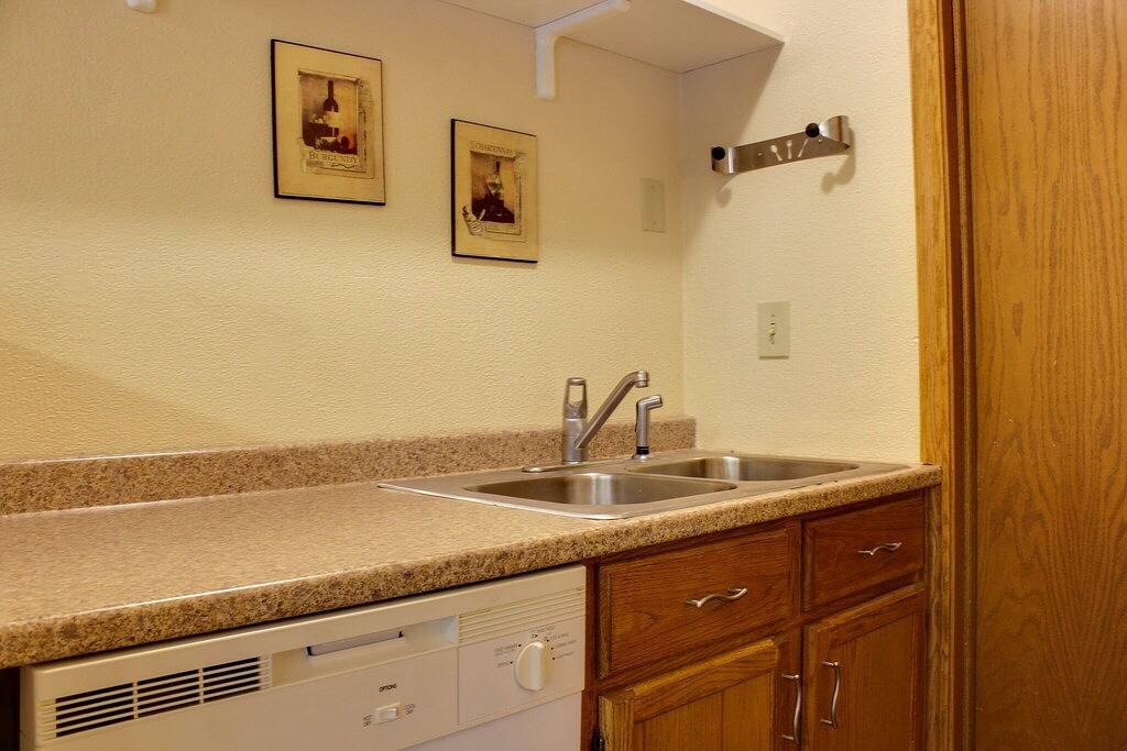 Arbor Dell Ein Block von den öffentlichen Bootsanlandungen von Lake Delton in Lake Delton, Sauk County