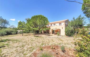 Gîte pour 6 personnes, avec terrasse ainsi que jardin et piscine à Fouzilhon