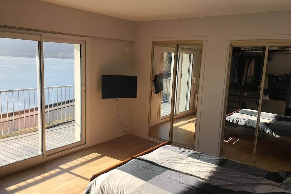 Entire apartment, Luxury apartment with terrace on the shores of Lake Chambon overlooking Sancy in Chambon-sur-Lac, Volcans d'Auvergne Regional Nature Park