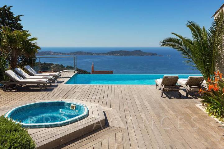 Villa pour 14 personnes, avec Balcon/Terrasse ainsi que Jardin et Piscine à Carqueiranne
