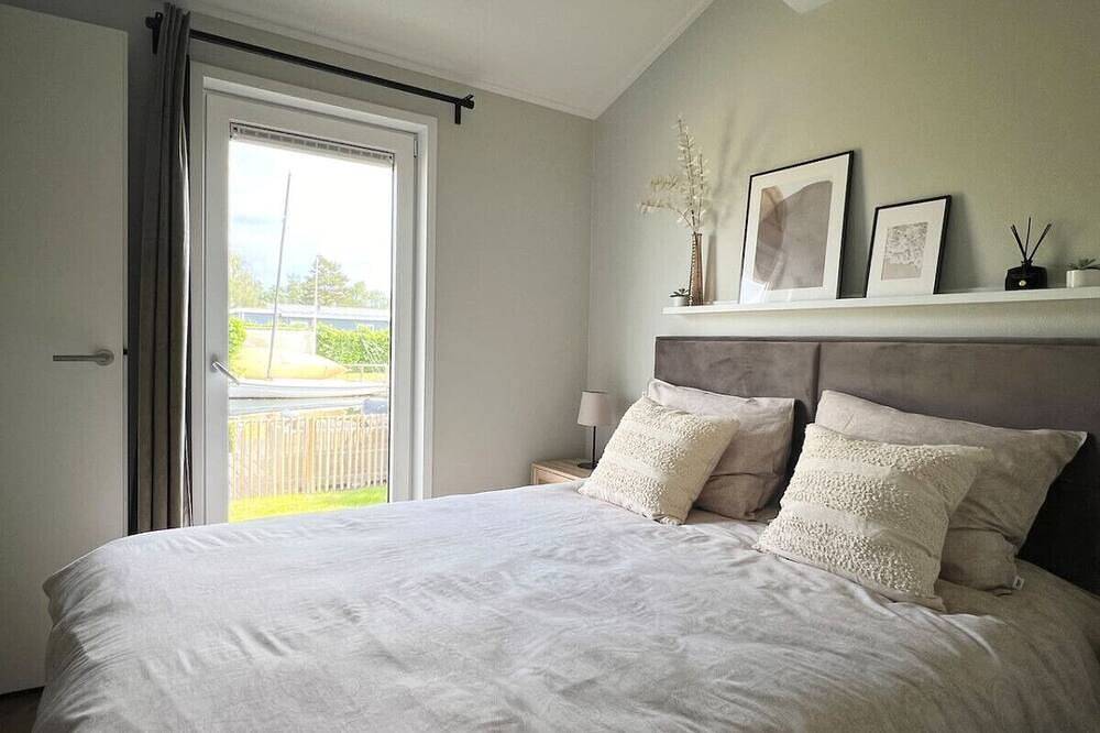 Geheel appartement, New- Waterhouse Linada, on a lake near Amsterdam in Vinkeveen, Groene Hart