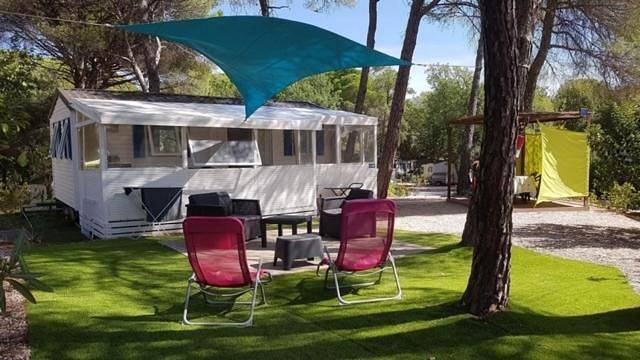 Camping pour 6 personnes, avec terrasse ainsi que jardin et piscine