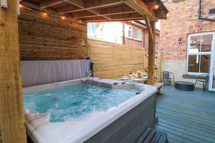 Holiday home for 12 people, with hot tub and garden in North Yorkshire