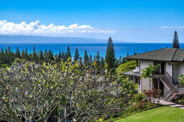 Vacation rental for 6 people, with yard and pool as well as balcony in Kapalua