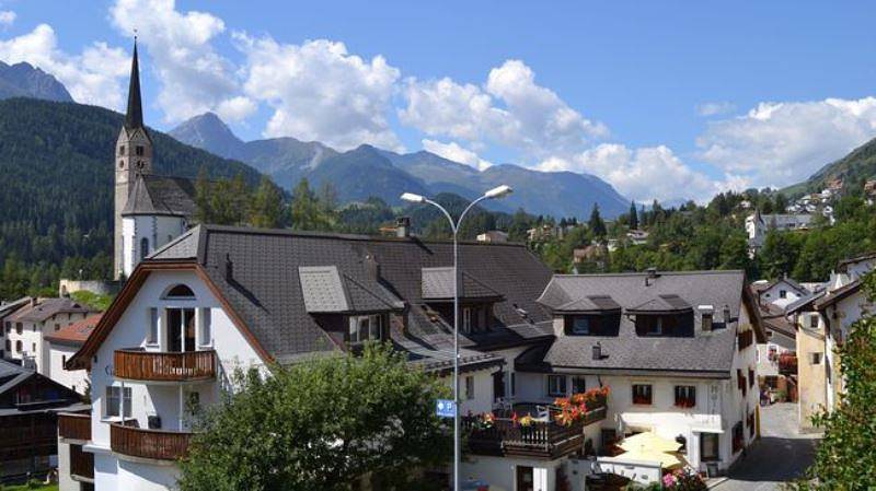 Hotel Gabriel - Double room with shower/toilet, medium in Scuol, Lower Engadine