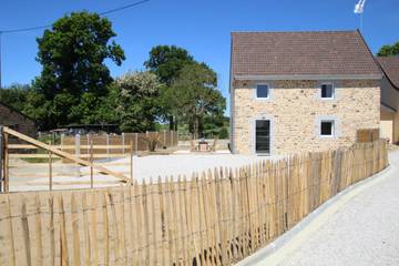 Gîte pour 5 personnes, avec terrasse et jardin à La Rochelle-Normande
