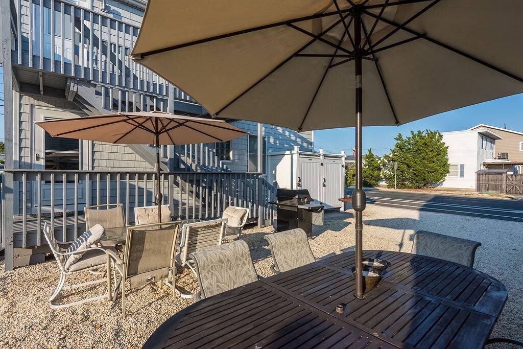 2026 Lavallette New Kitchen and Bathroom, Outdoor Shower & Beach Badges Included in Toms River, Ocean County