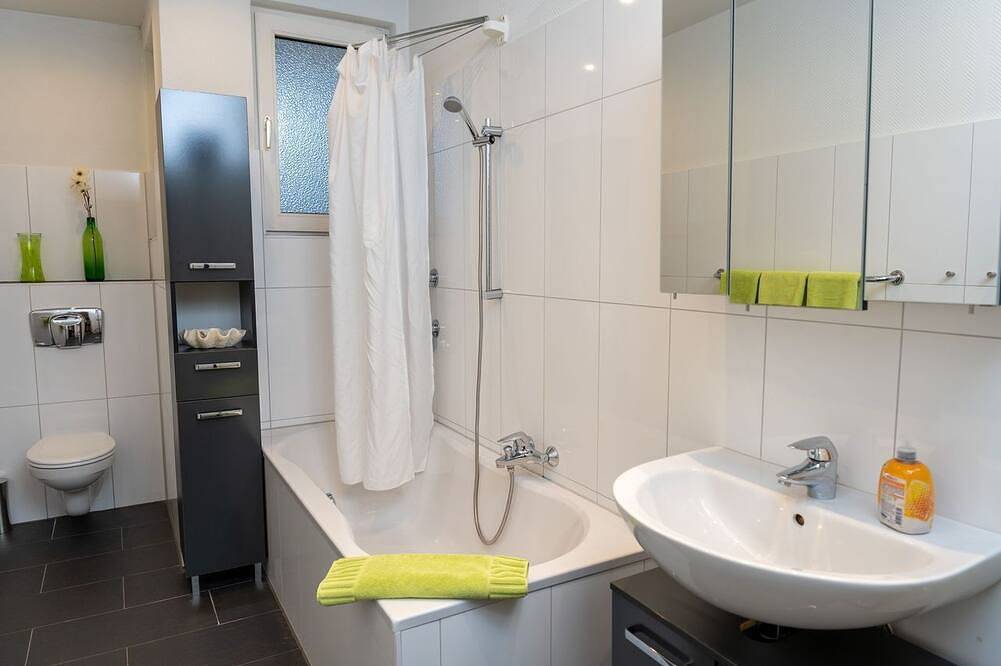 Ganze Wohnung, Große Fewo (ca. 75 m²), ruhig, citynah, Süd-Balkon, kostenfreie Parkplätze, Wifi in Niestetal, Hessisches Bergland