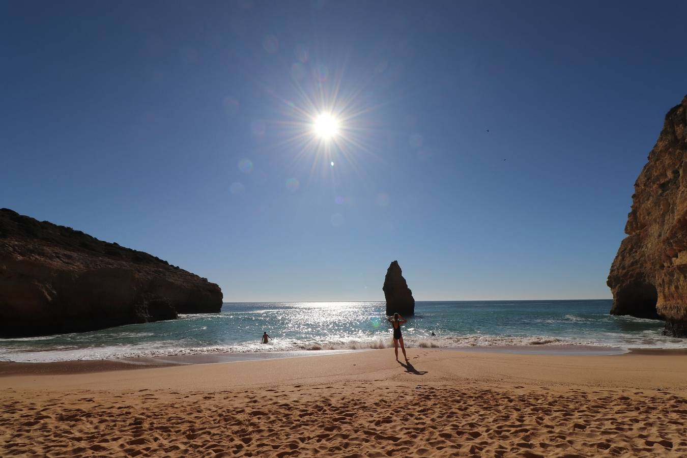Apartamento inteiro, Apartamento 'Casa Atlantico' com vista para o mar, piscina partilhada e acesso Wi-Fi in Carvoeiro, Lagoa