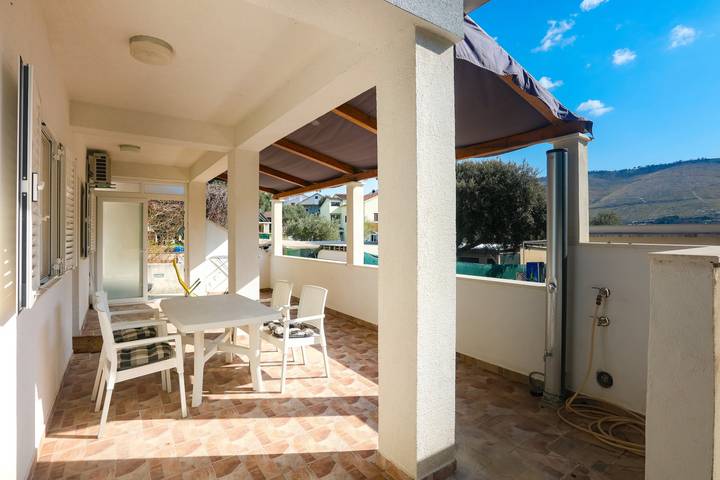 Ganze Wohnung, 1-Zimmer-Ferienwohnung am Strand Grebastica, Sibenik A-23955-a in Grebastica, Šibenik-Knin