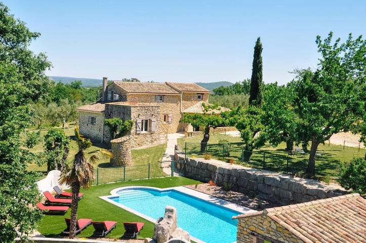 Location de vacances pour 12 personnes, avec jardin et vue ainsi que piscine et terrasse, animaux acceptés à Saint-Victor-de-Malcap