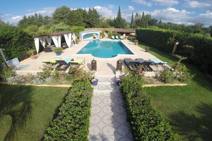 Location de vacances pour 5 personnes, avec Jacuzzi et Terrasse ainsi que Jardin et Piscine à Carpentras
