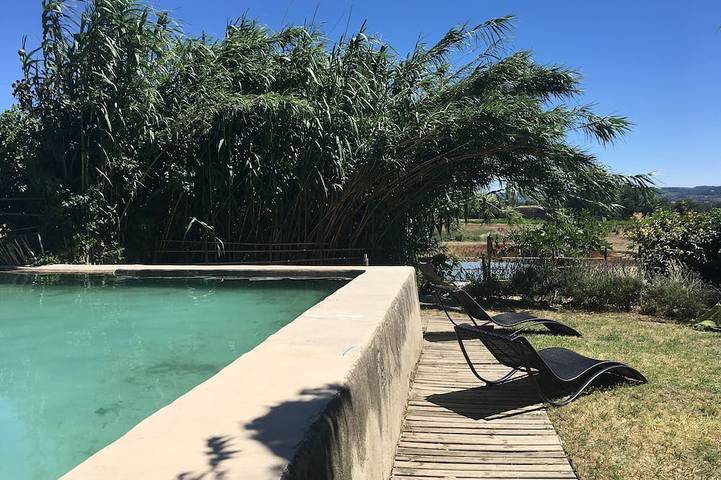 Gîte pour 5 personnes, avec jardin ainsi que piscine et terrasse