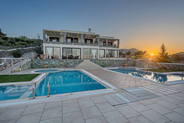 Location de vacances pour 23 personnes, avec jardin ainsi que vue sur l’océan et piscine dans Agia Pelagia - 3