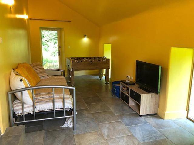 Two-Bedroom House in Saint-Nicolas-du-Pélem, Région de Guingamp