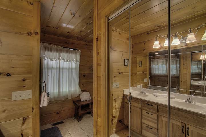 Vacation rental for 8 people, with terrace and hot tub as well as yard in Cosby (TN)