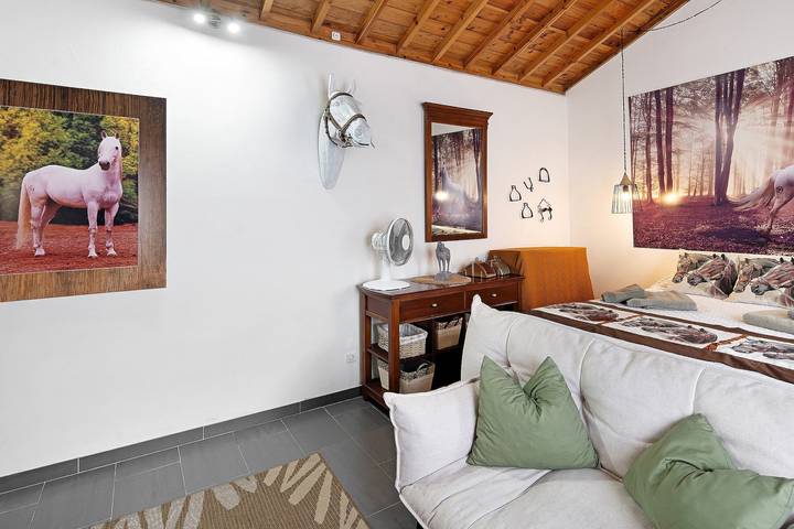 Estudio entero, Estudio 'Quinta do Malhinha' con vistas a la montaña, terraza compartida y Wi-Fi in Posto Santo, Terceira (Azores)
