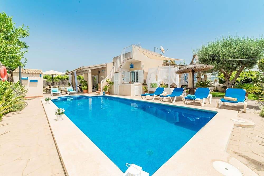 Beautiful home in Alcudia with private swimming pool, can be inside or outside in Playa de Muro, Muro