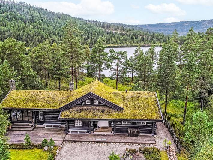 Feriehus for 6 personer, med hage og innsjøutsikt i tillegg til terrasse i Telemark