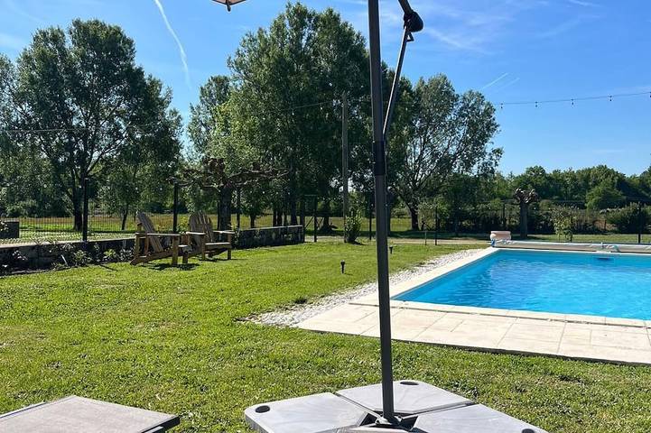 Location de vacances pour 4 personnes, avec Jardin et Piscine à La Barde