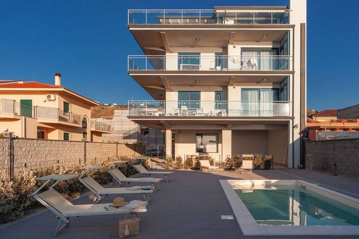 Appartamento per 3 persone, con piscina e balcone a Capo d'Orlando