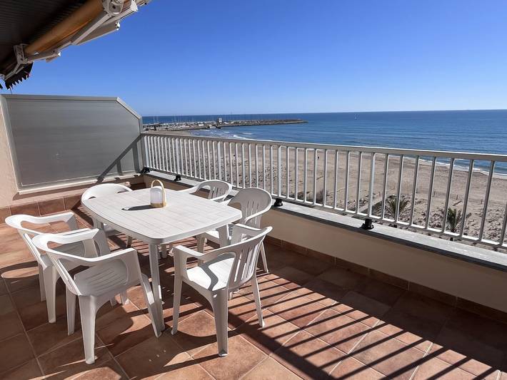 Appartement de vacances entier, Appartement spacieux en bord de mer avec une vue spectaculaire in Platja de l'Estany - el Mas Mel (Calafell), Calafell