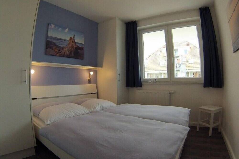 Ganze Wohnung, Hochwertige Ferienwohnung Ostseebrise 10 in Großenbrode. Balkon mit einem Elektro-Tischgrill & herrlichem Meerblick. Wohltuende Wellnessmomente in der Sauna oder im Whirlpool genießen. in Großenbrode, Ostholstein