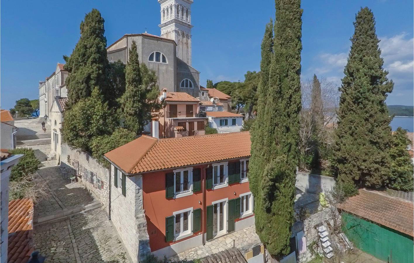 Gemütlich, nur 2 km vom Strand entfernt: WLAN, Klimaanlage und Terrasse – der perfekte Urlaubsort! in Rovinj, Rovinj und Umgebung